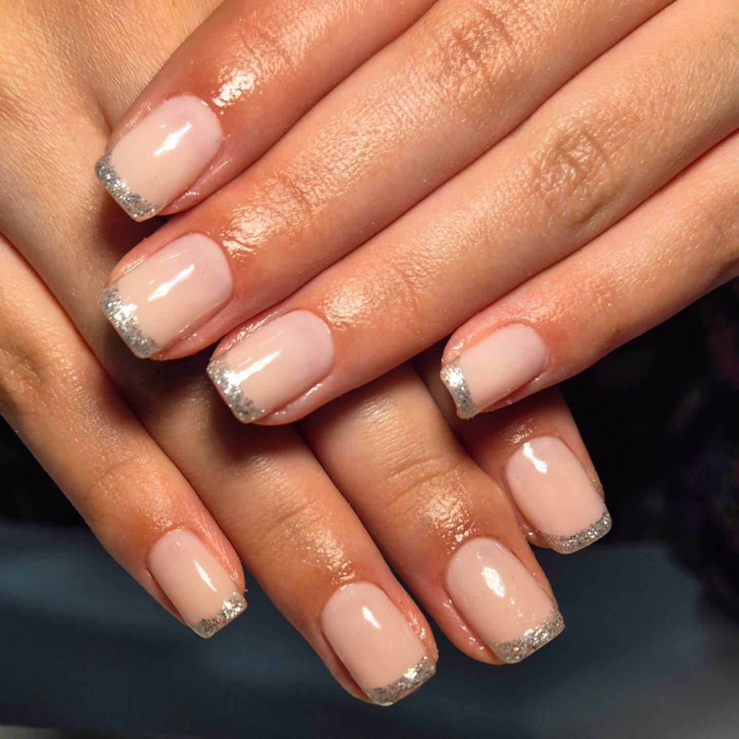 Manicura francesa elegante con brillos
